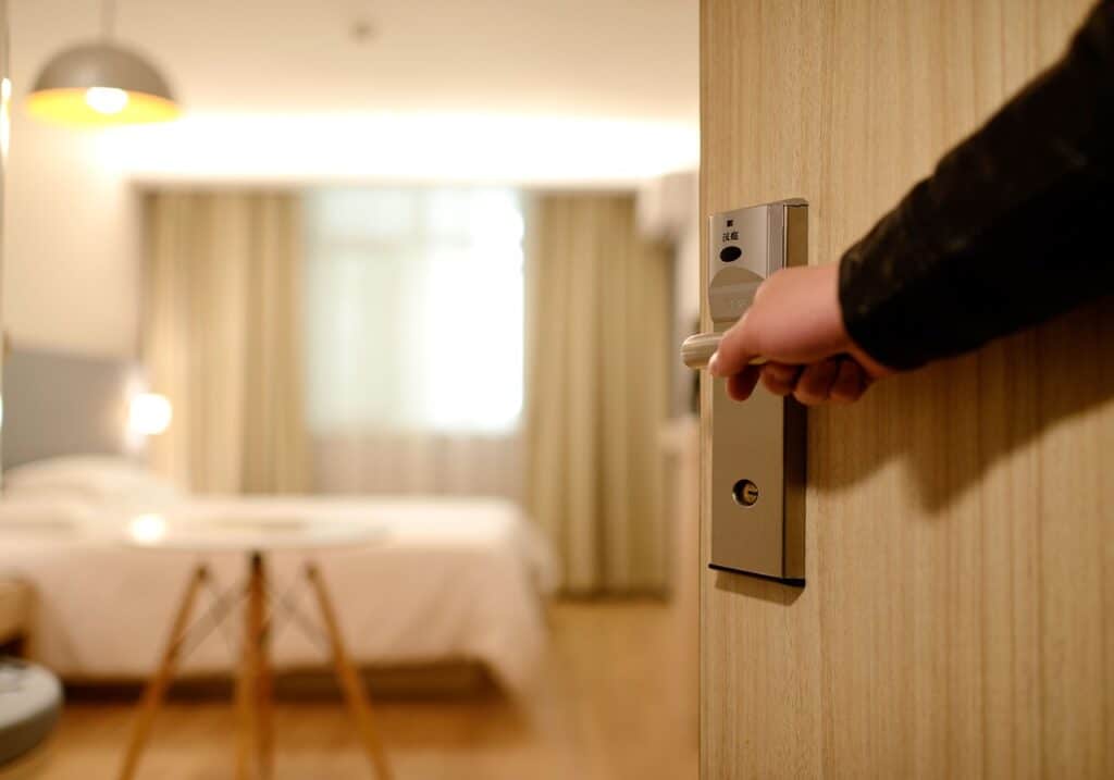 Zoom sur le métier de valet de chambre : un rôle clé dans l&rsquo;hôtellerie